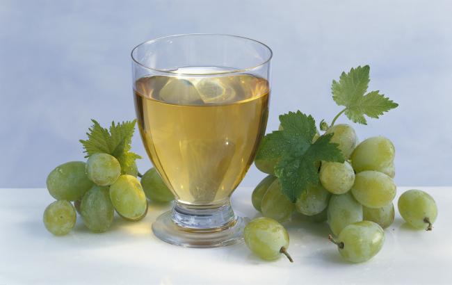 виноградный сок в стакане и виноград