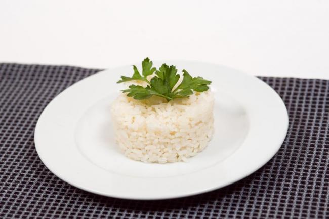 готовый рис жасмин в тарелке