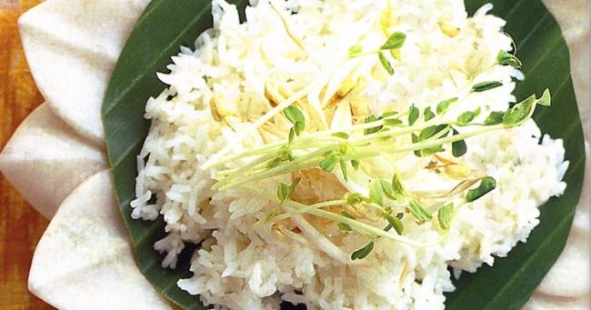 приготовленный рис жасмин с зеленью