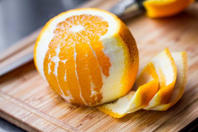 наполовину очищенный апельсин
