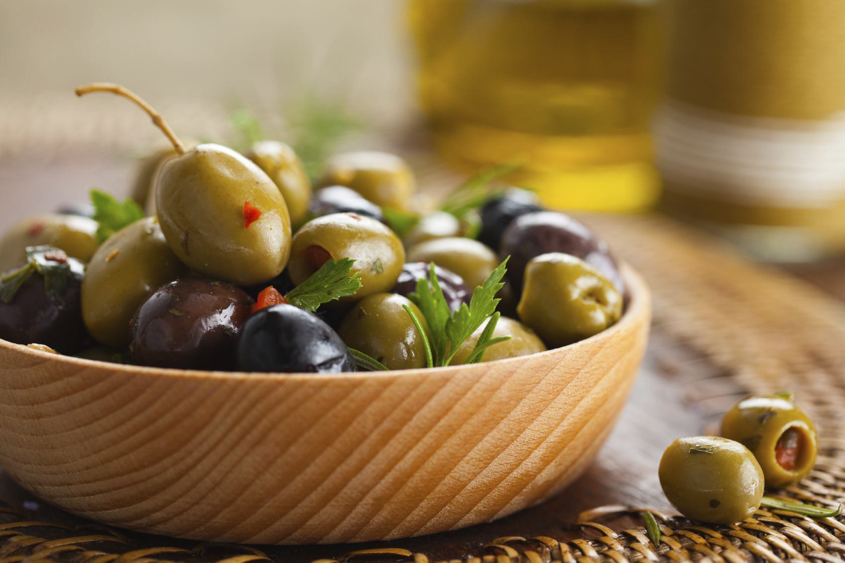 тарелка с консервированными оливками