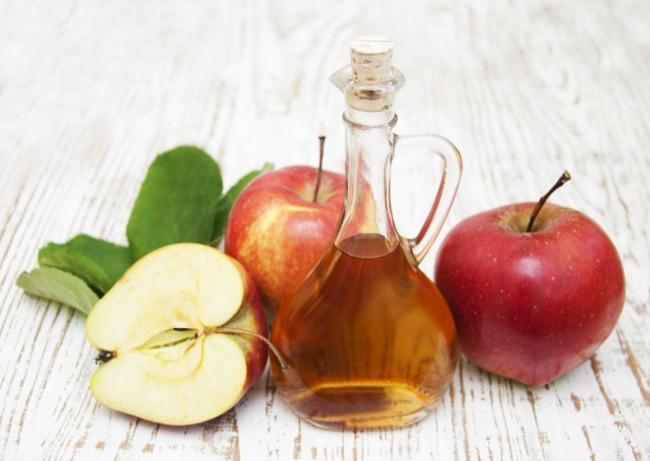 яблоки и бутылочка с натуральным уксусом