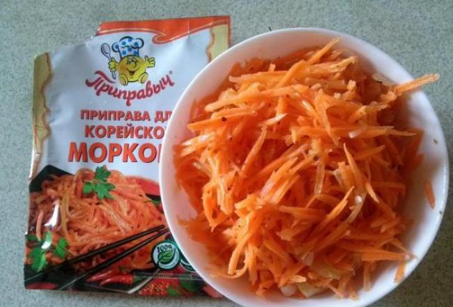 морковь и упаковка с приправой