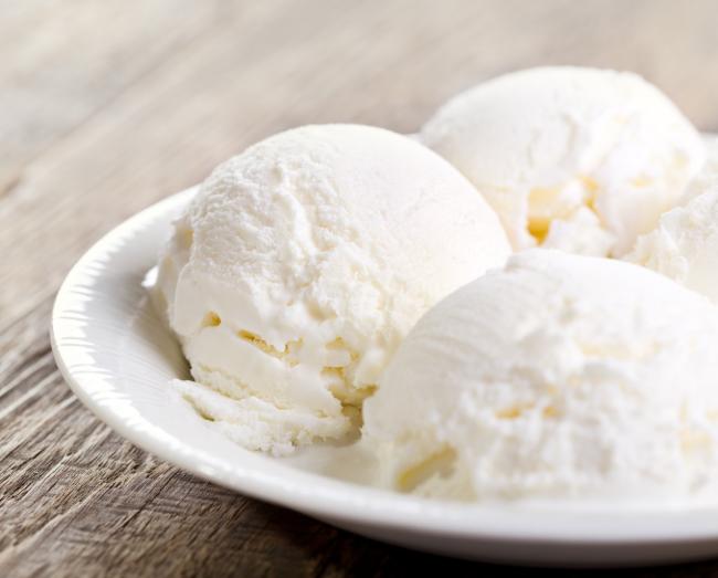 шарики ванильного мороженого в тарелке