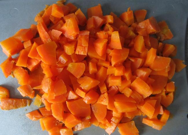 нарезанная квадратиками вареная морковь