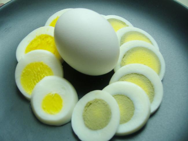 целое и нарезанное вареное яйцо