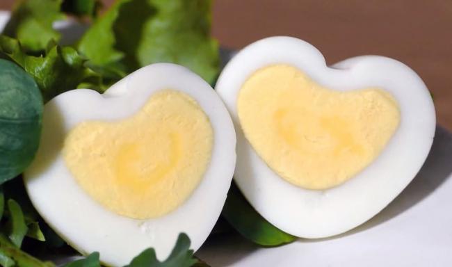 вареные яйца в форме сердец 