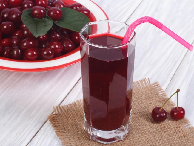вишневый сок в стакане с трубочкой
