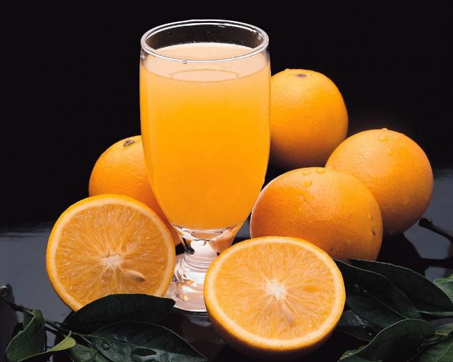 стакан апельсинового сиропа и цитрусовые