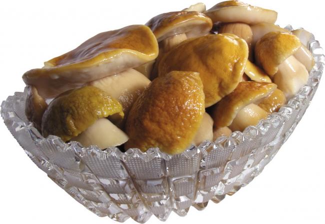 маринованные белые грибы в вазочке