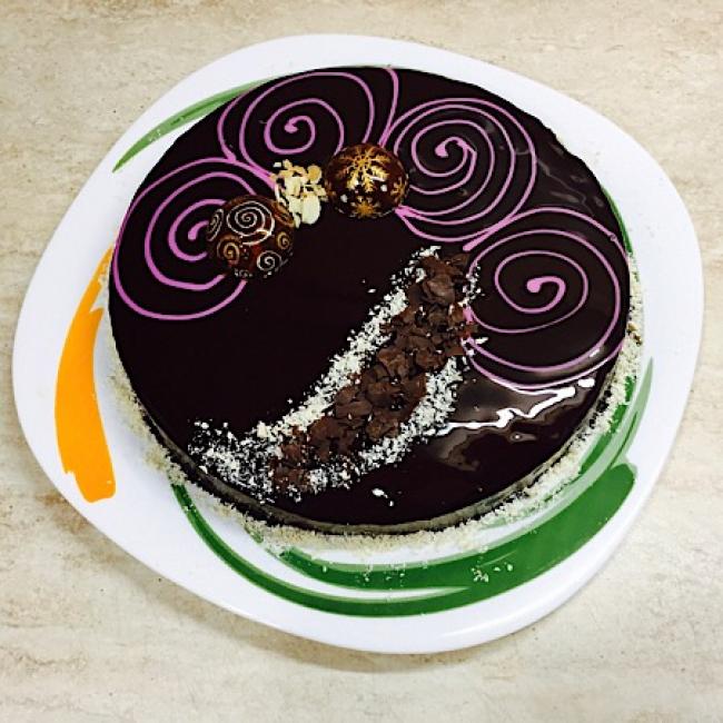 украшенный кондитерским гелем торт