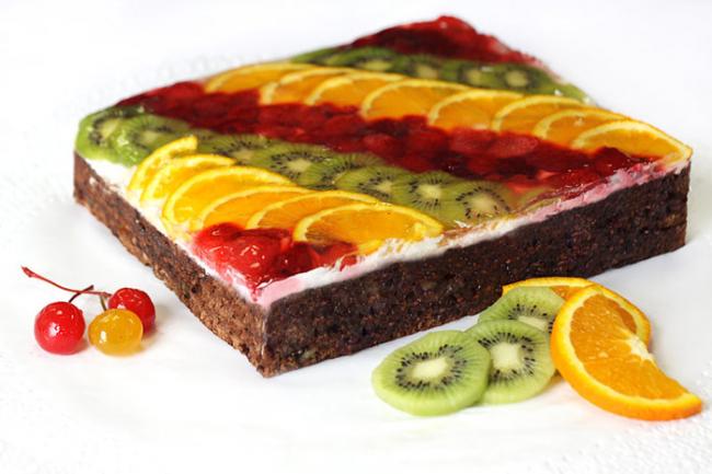 десерт украшенный фруктами и кондитерским гелем