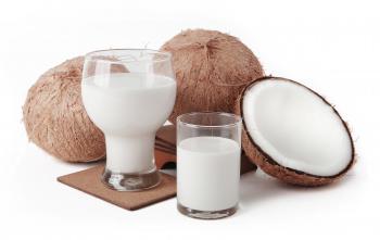 кокосы и два стакана с молоком