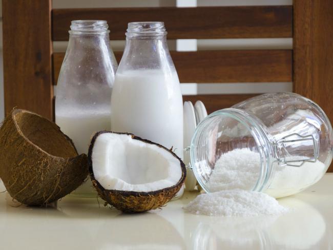 кокосы молоко в бутылках и стружка