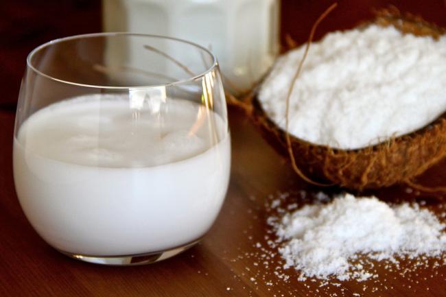 густое кокосовое молоко в стакане и стружка