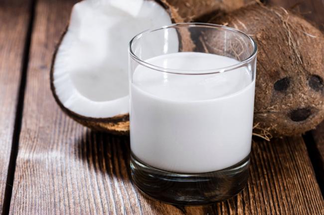 стеклянный стакан с кокосовым молоком
