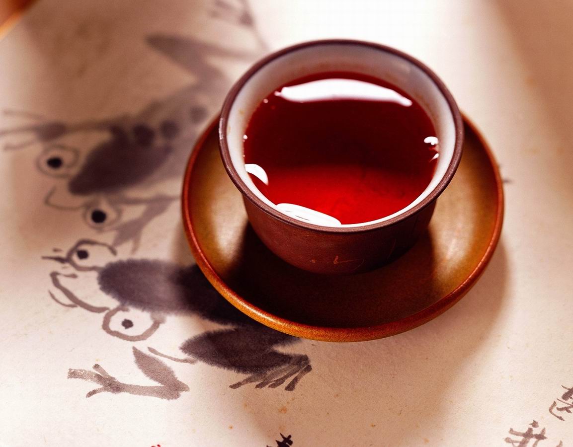 красный чай в фарфоровой чашке