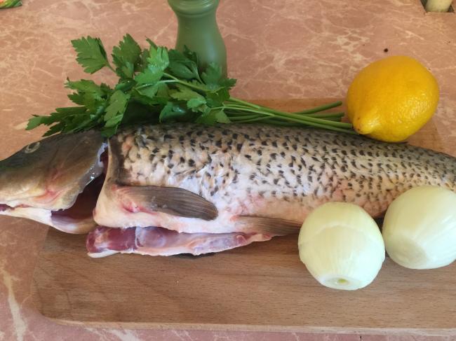 тушка рыбы сазан овощи и зелень