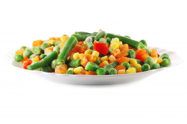 замороженные овощи в тарелке