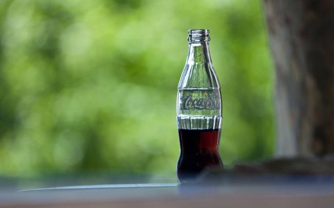 полупустая бутылка Coca-Cola