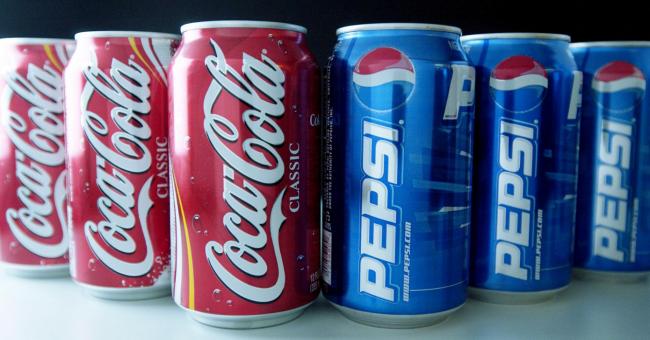 банки с Coca-Cola и Pepsi