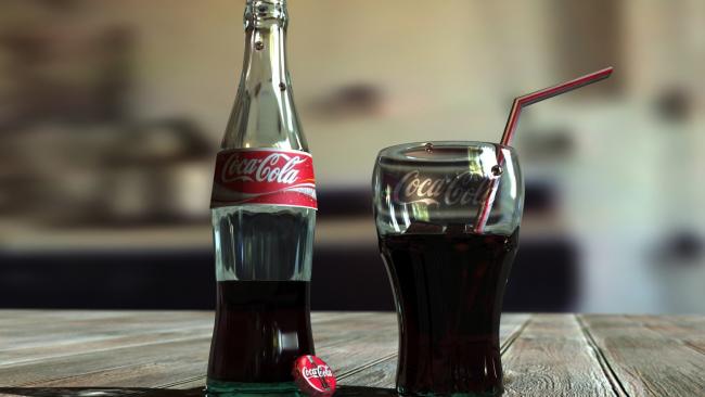 Coca-Cola в стакане и бутылке
