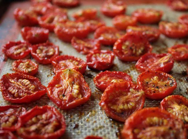 вяленые томаты на поддоне