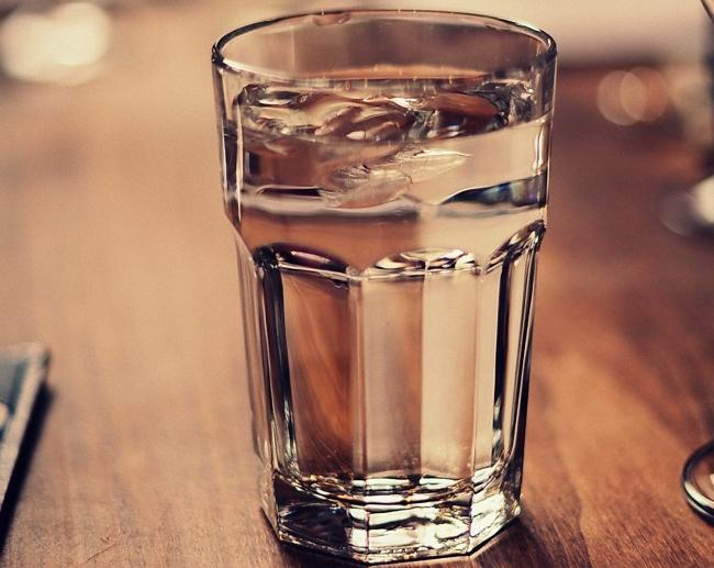 граненый стакан с водой