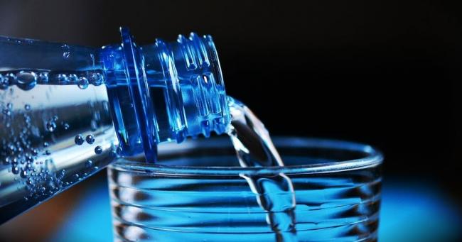 вода в пластиковом стаканчике