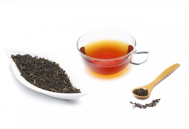 качественные листья черного чая и заваренный напиток