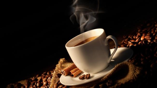 чашка с горячим кофе