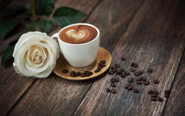 кофе со сливками и роза