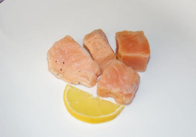 кусочки консервированного лосося и лимон
