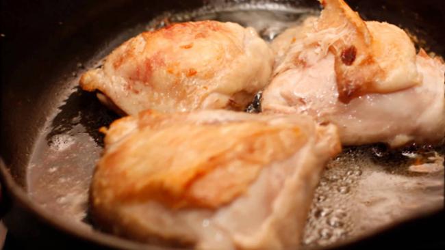 куриные бедра на сковороде