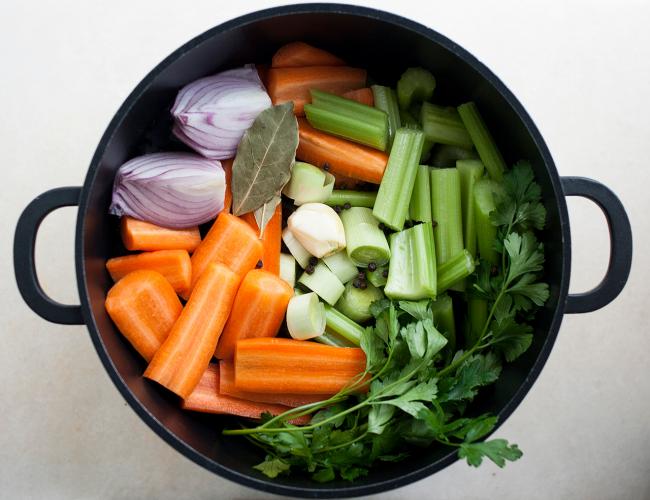 очищенные и нарезанные овощи в кастрюле