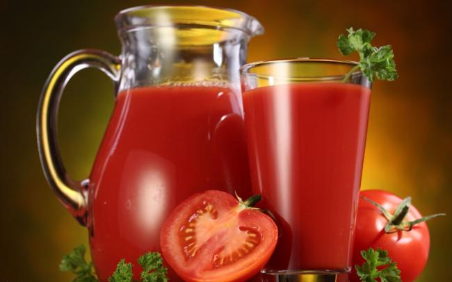 графин томатного сока и помидор