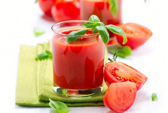 стакан томатного сока с зеленью