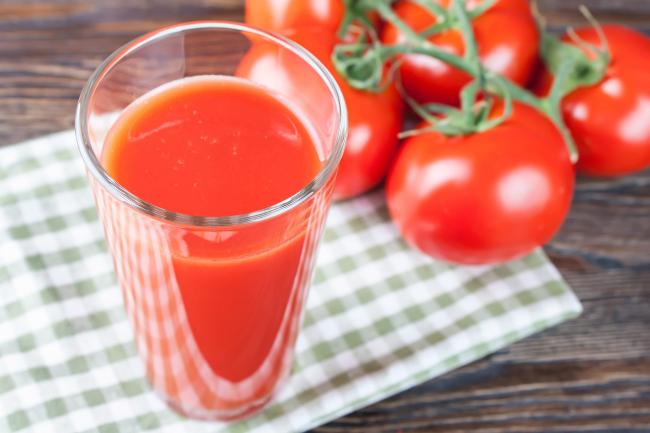 высокий стакан томатного сока