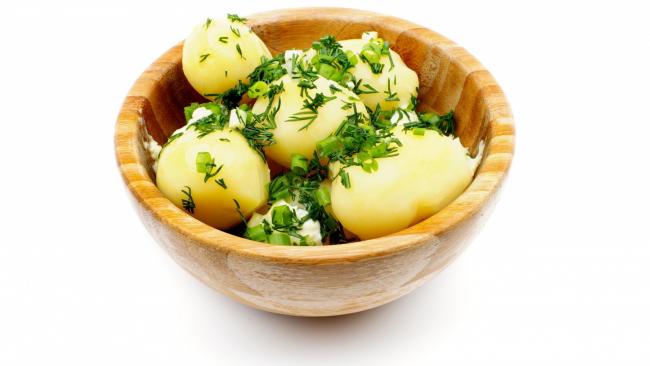 вареный картофель с зеленым луком и маслом