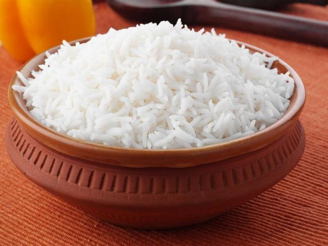 вареный рис в миске