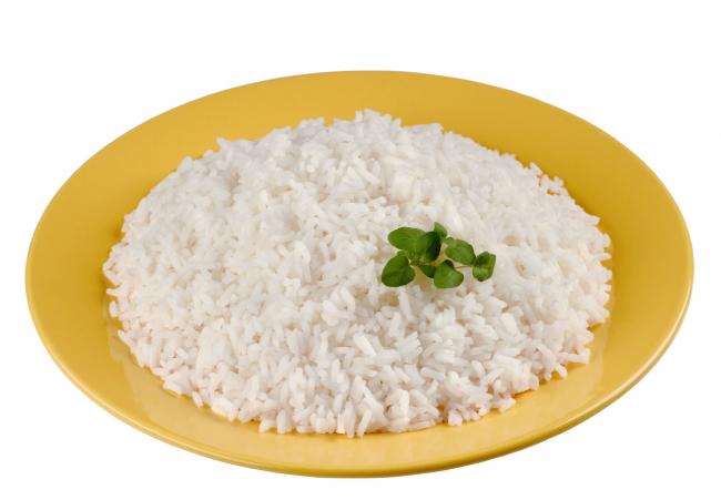 тарелка с приготовленной рисовой кашей