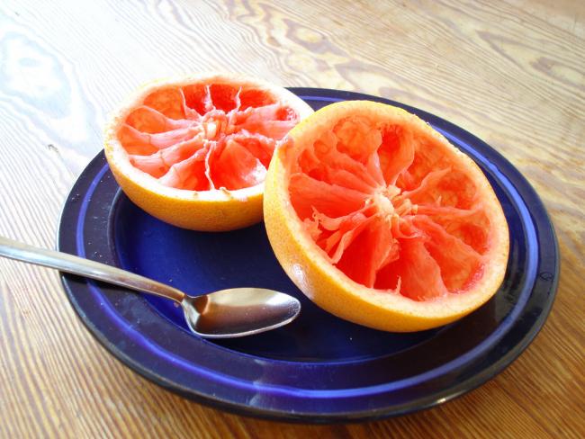 Как правильно есть грейпфрут при помощи ложки?