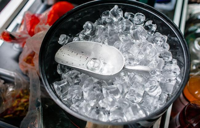 кусочки льда в миске
