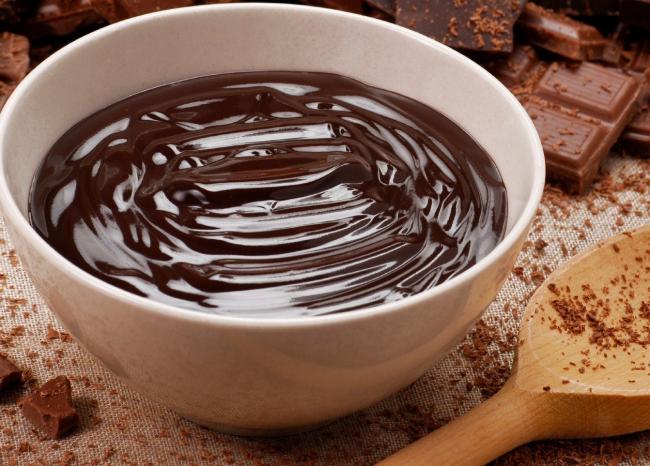 шоколадное масло в миске