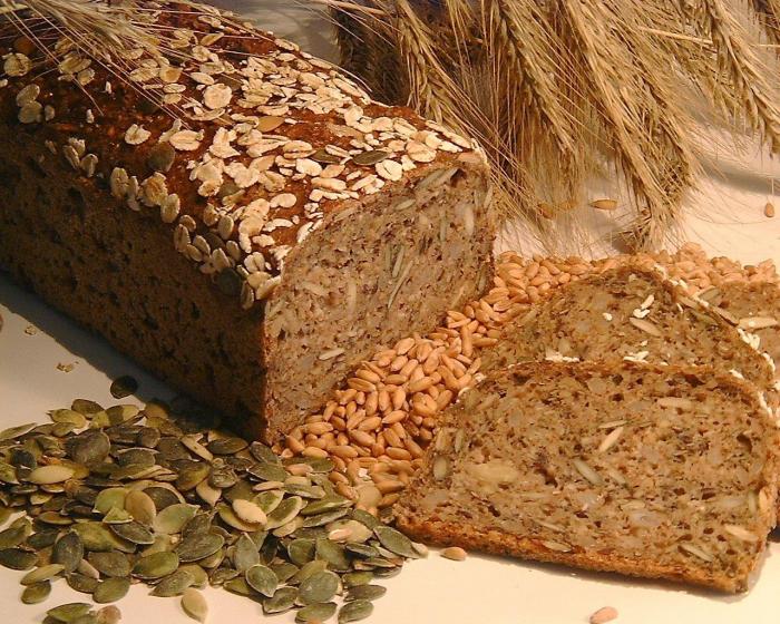 серый хлеб и пшеница