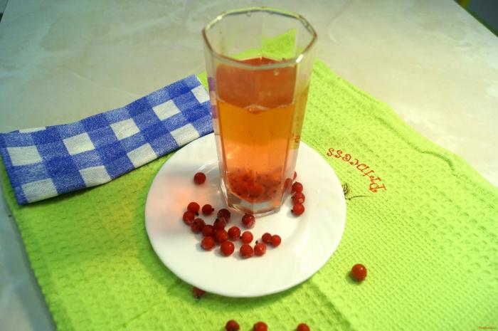 стакан ягодного компота