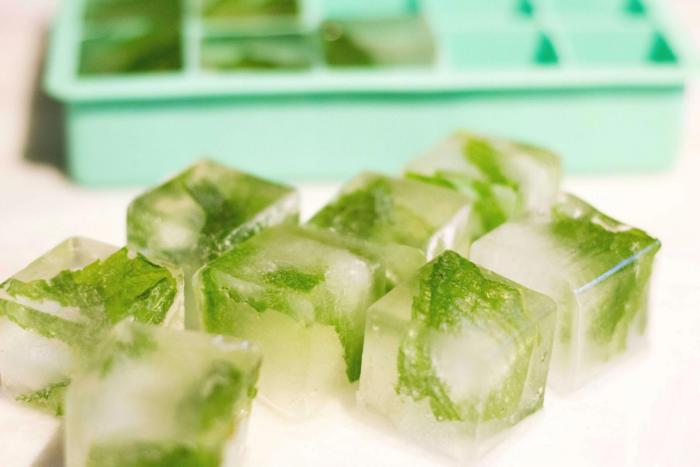 кусочки льда с зеленым чаем