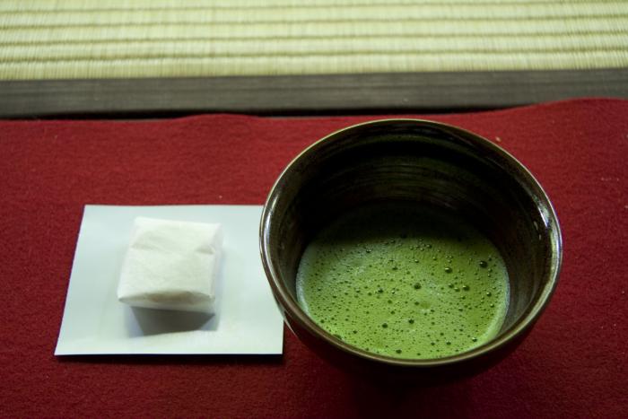 зеленый чай в миске