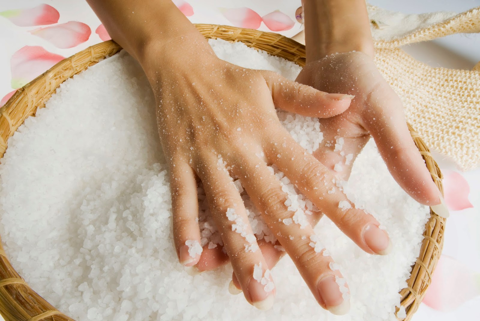 руки и морская соль