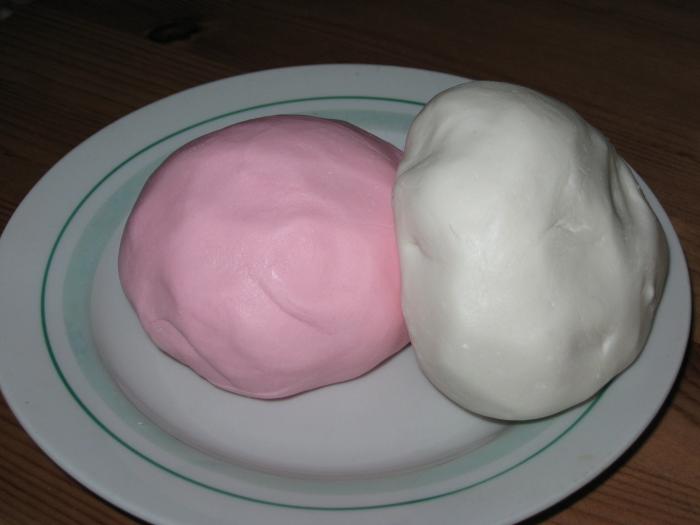 белая и розовая сахарная паста